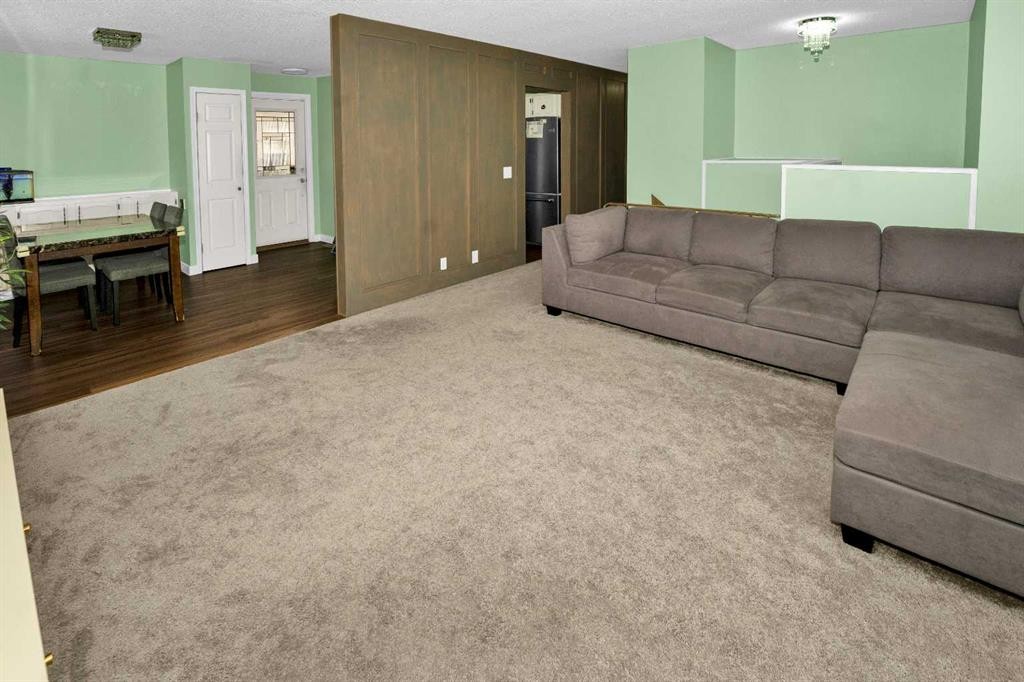 1059 Pinecliff Drive Ne, Calgary, AB - Indoor Photo Showing Living Room