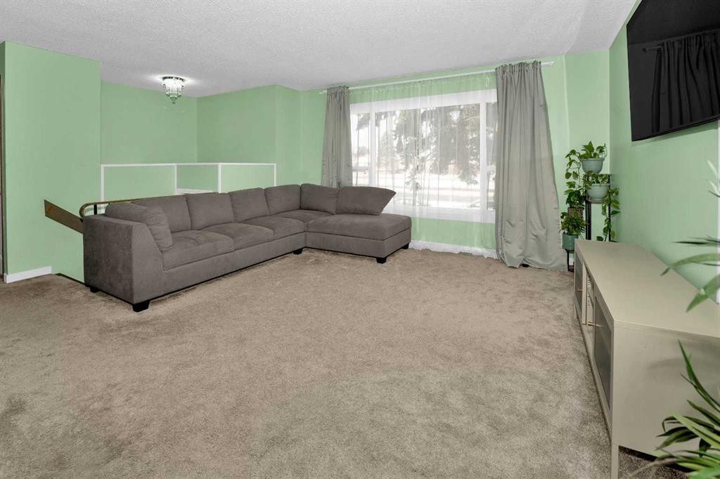 1059 Pinecliff Drive Ne, Calgary, AB - Indoor Photo Showing Living Room