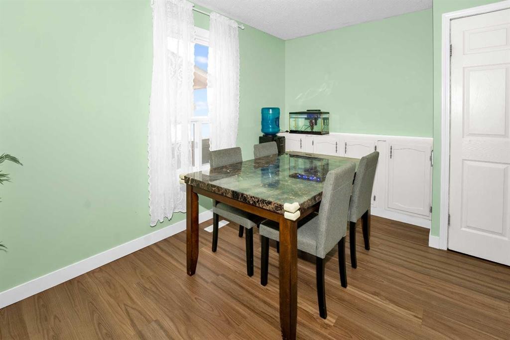 1059 Pinecliff Drive Ne, Calgary, AB - Indoor Photo Showing Dining Room