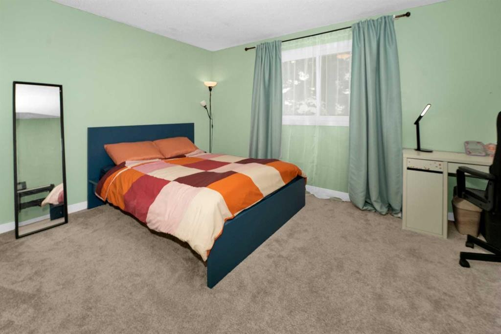 1059 Pinecliff Drive Ne, Calgary, AB - Indoor Photo Showing Bedroom