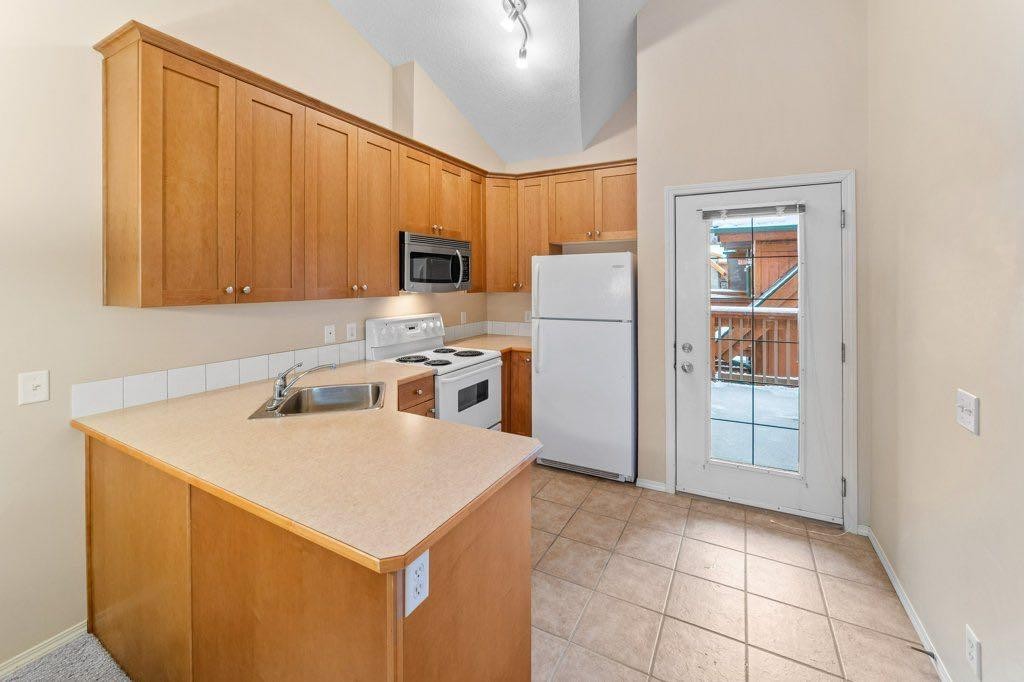 304-343 Marten Street, Banff, AB - Indoor Photo Showing Kitchen