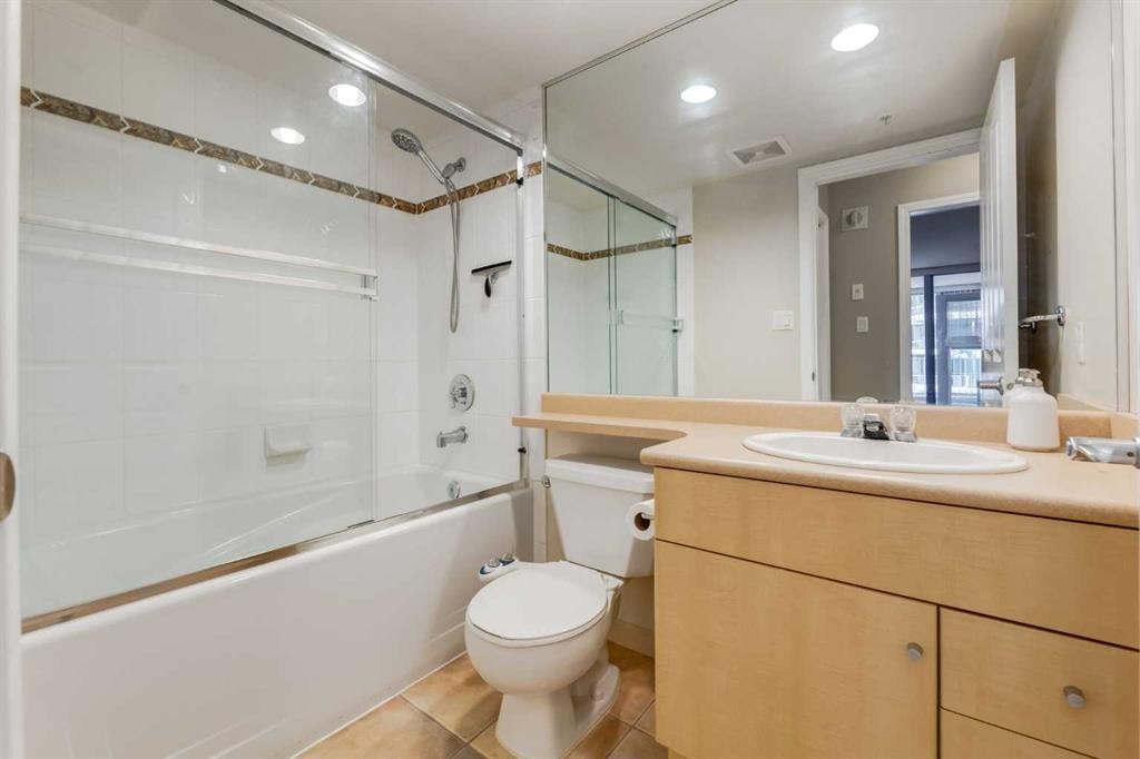 604-650 10 Street Sw, Calgary, AB - Indoor Photo Showing Bathroom