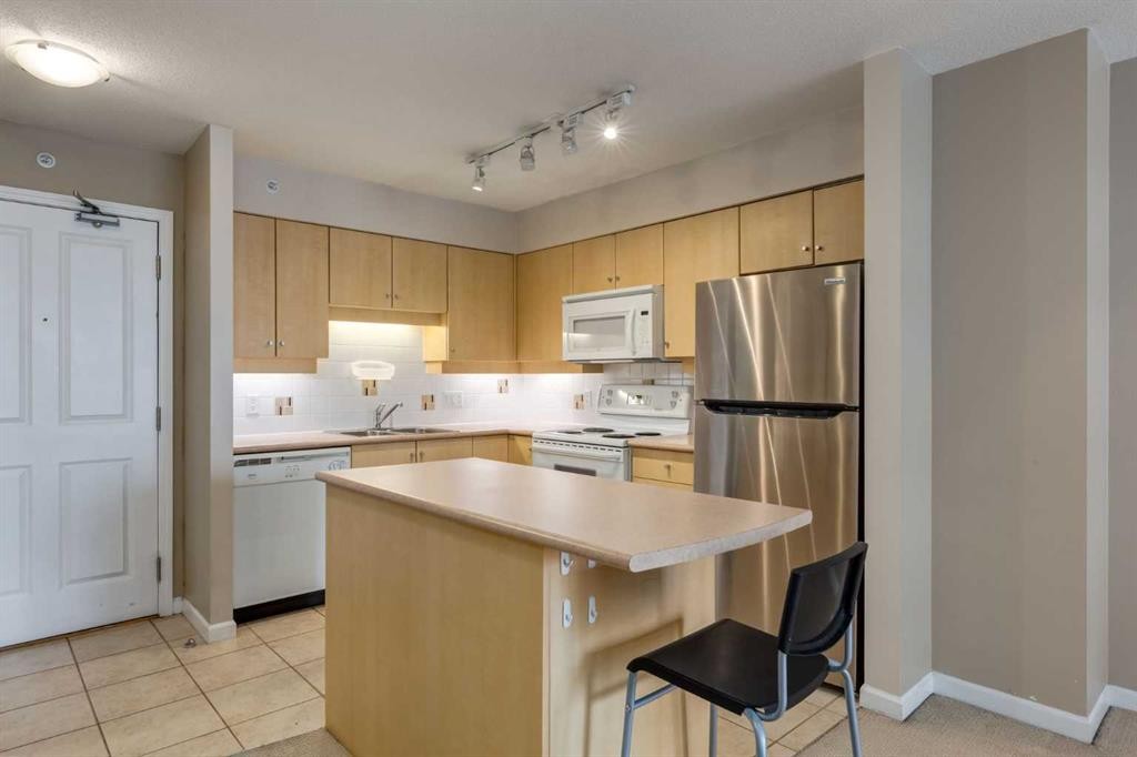 604-650 10 Street Sw, Calgary, AB - Indoor Photo Showing Kitchen