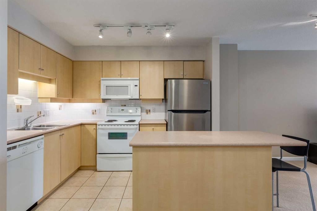 604-650 10 Street Sw, Calgary, AB - Indoor Photo Showing Kitchen With Double Sink