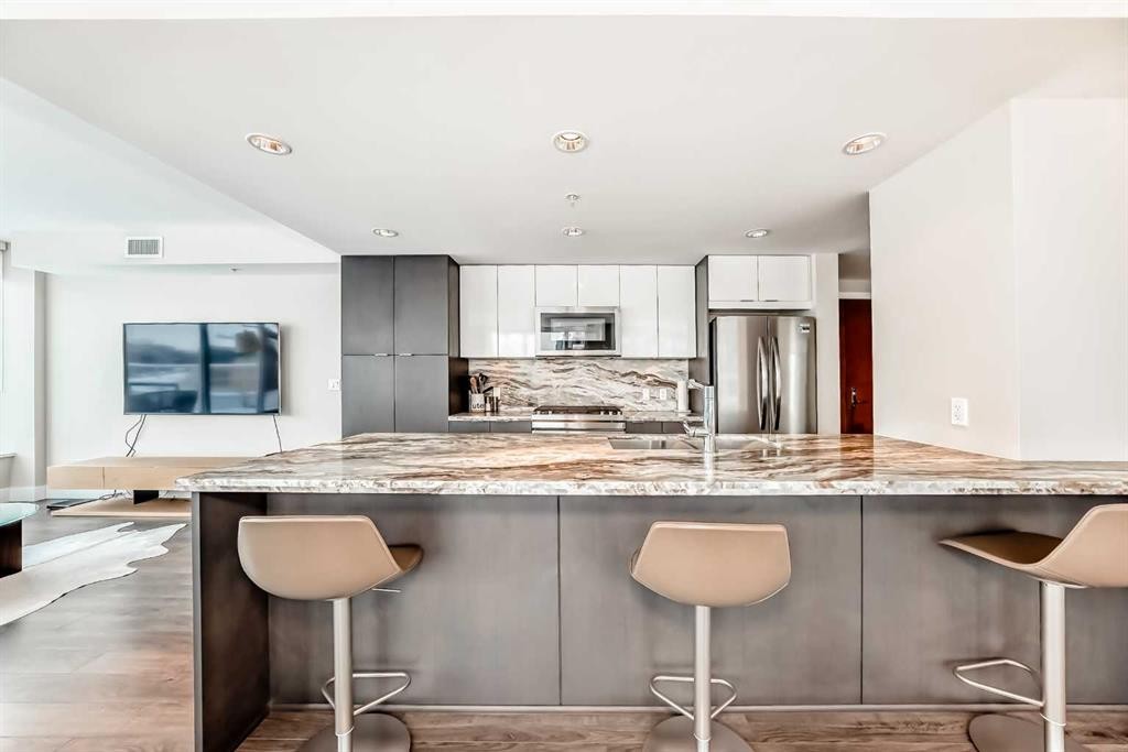 604-510 6 Avenue Se, Calgary, AB - Indoor Photo Showing Kitchen With Upgraded Kitchen