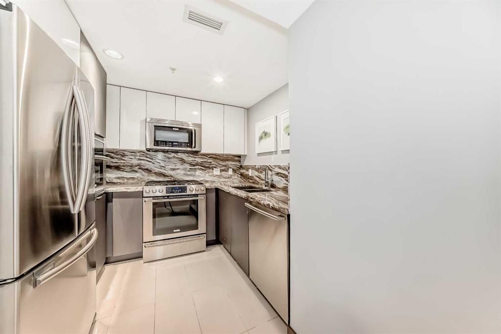604-510 6 Avenue Se, Calgary, AB - Indoor Photo Showing Kitchen With Upgraded Kitchen
