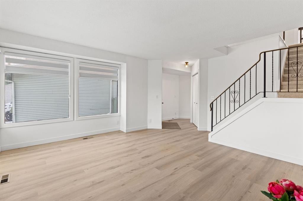 111 Macewan Glen Close Nw, Calgary, AB - Indoor Photo Showing Other Room