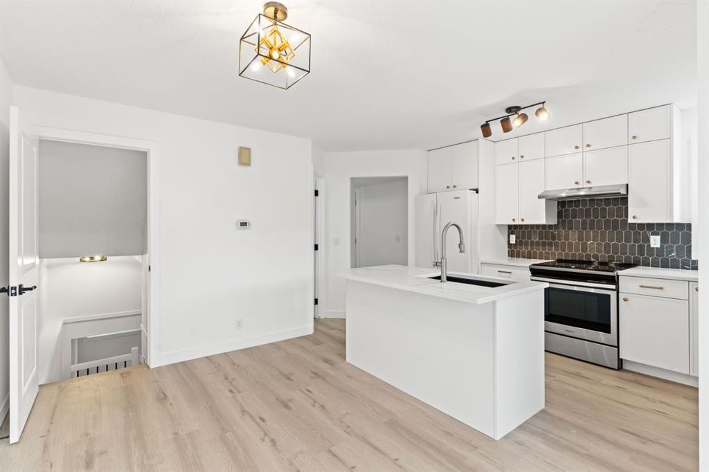 111 Macewan Glen Close Nw, Calgary, AB - Indoor Photo Showing Kitchen With Upgraded Kitchen