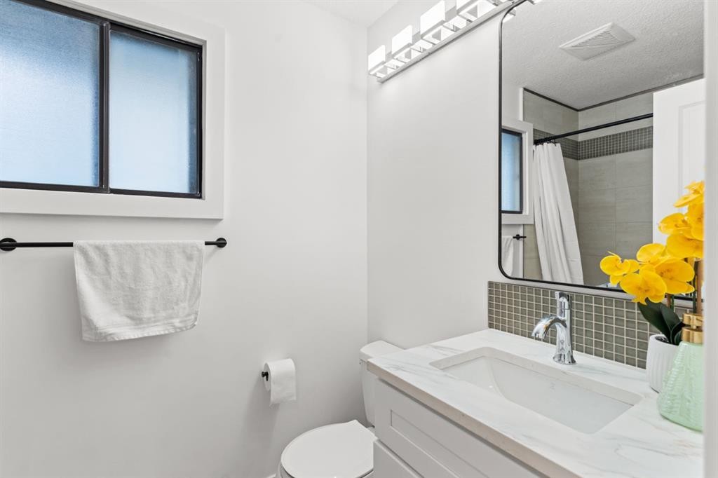 111 Macewan Glen Close Nw, Calgary, AB - Indoor Photo Showing Bathroom