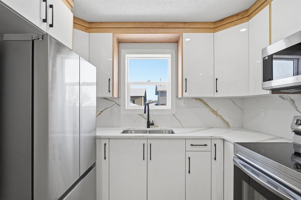 96 Falshire Drive Ne, Calgary, AB - Indoor Photo Showing Kitchen With Double Sink