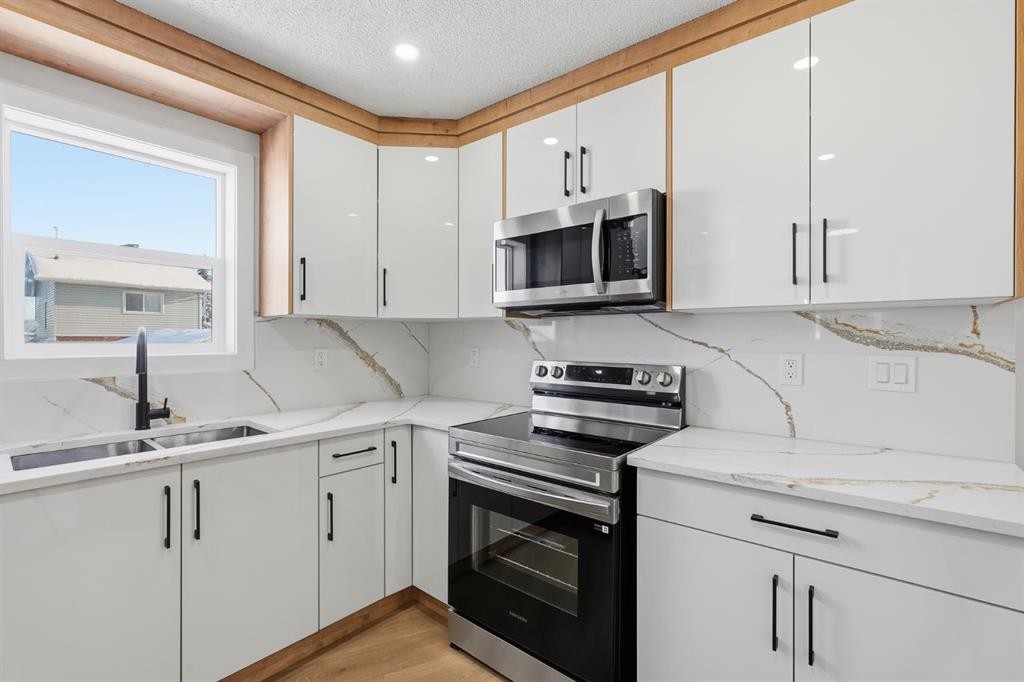 96 Falshire Drive Ne, Calgary, AB - Indoor Photo Showing Kitchen With Double Sink