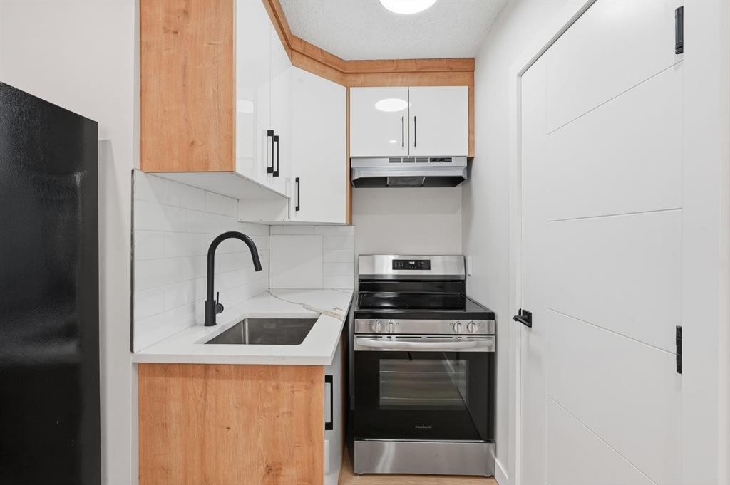 96 Falshire Drive Ne, Calgary, AB - Indoor Photo Showing Kitchen