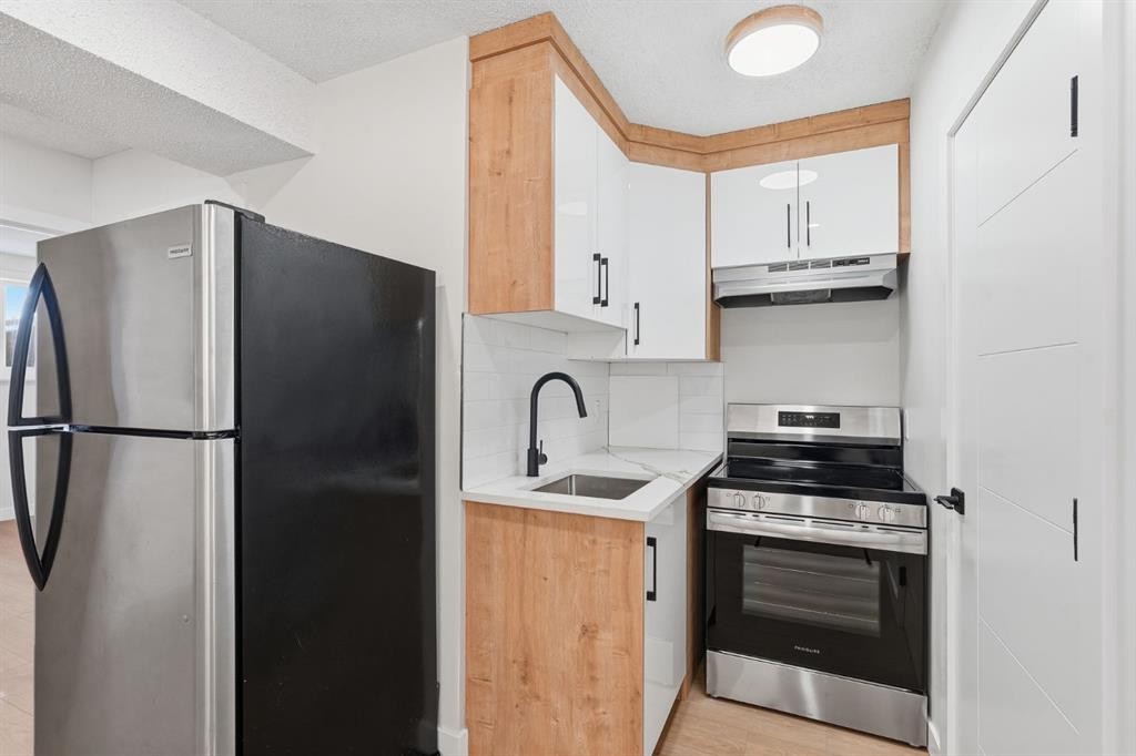 96 Falshire Drive Ne, Calgary, AB - Indoor Photo Showing Kitchen