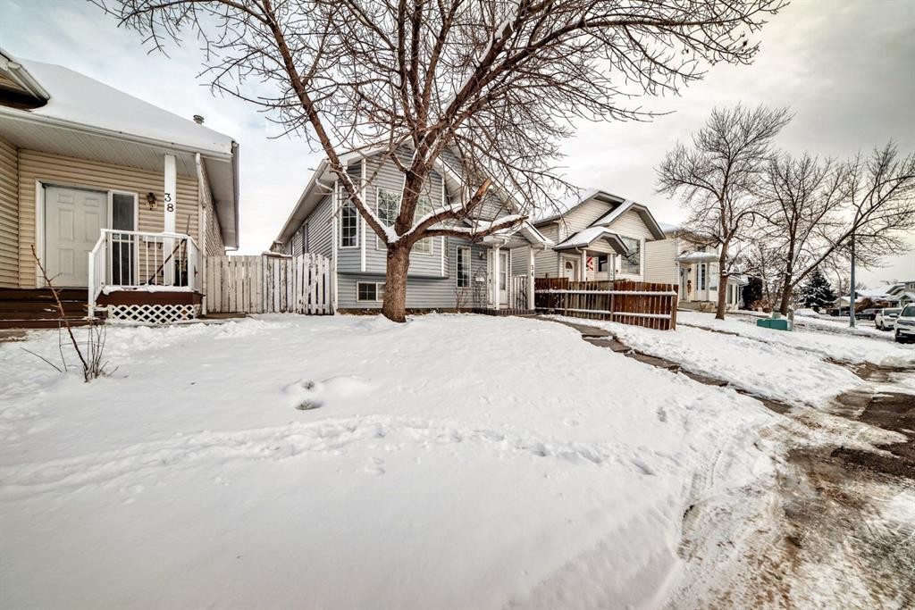 34 Erin Meadow Close Se, Calgary, AB - Outdoor With Facade