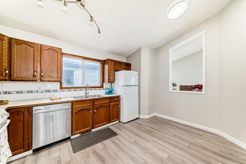 34 Erin Meadow Close Se, Calgary, AB - Indoor Photo Showing Kitchen With Double Sink