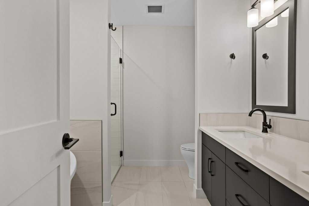 107-1315 Spring Creek Gate, Canmore, AB - Indoor Photo Showing Bathroom