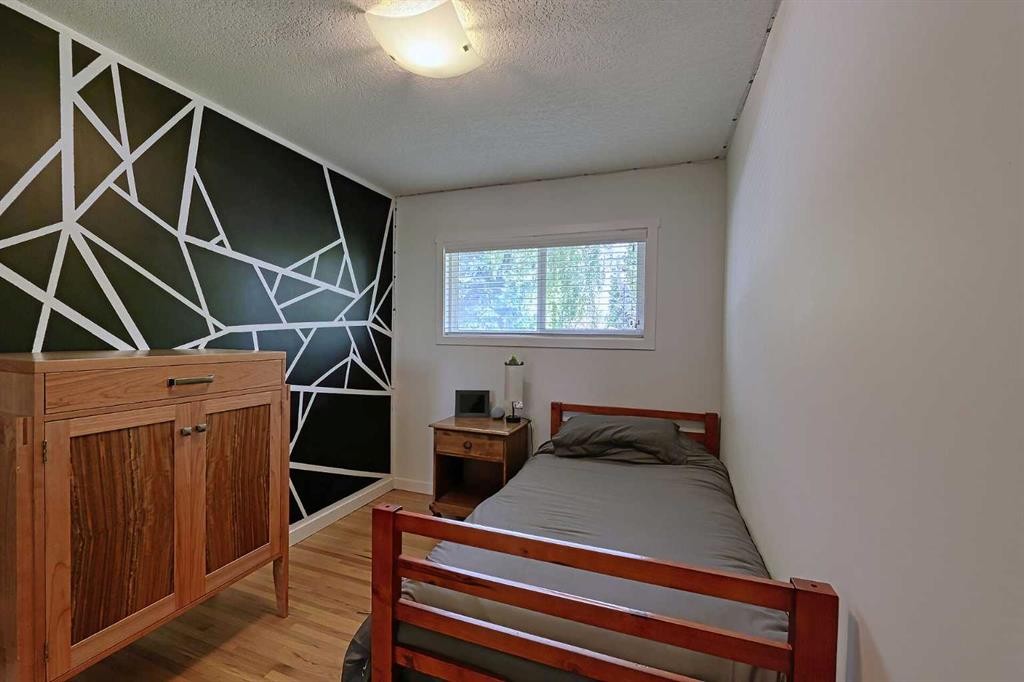 51 Hollyburn Road Sw, Calgary, AB - Indoor Photo Showing Bedroom