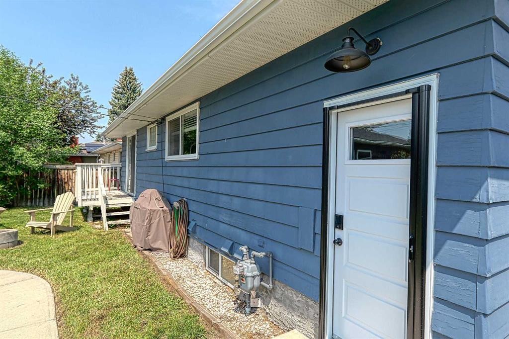 51 Hollyburn Road Sw, Calgary, AB - Outdoor With Exterior