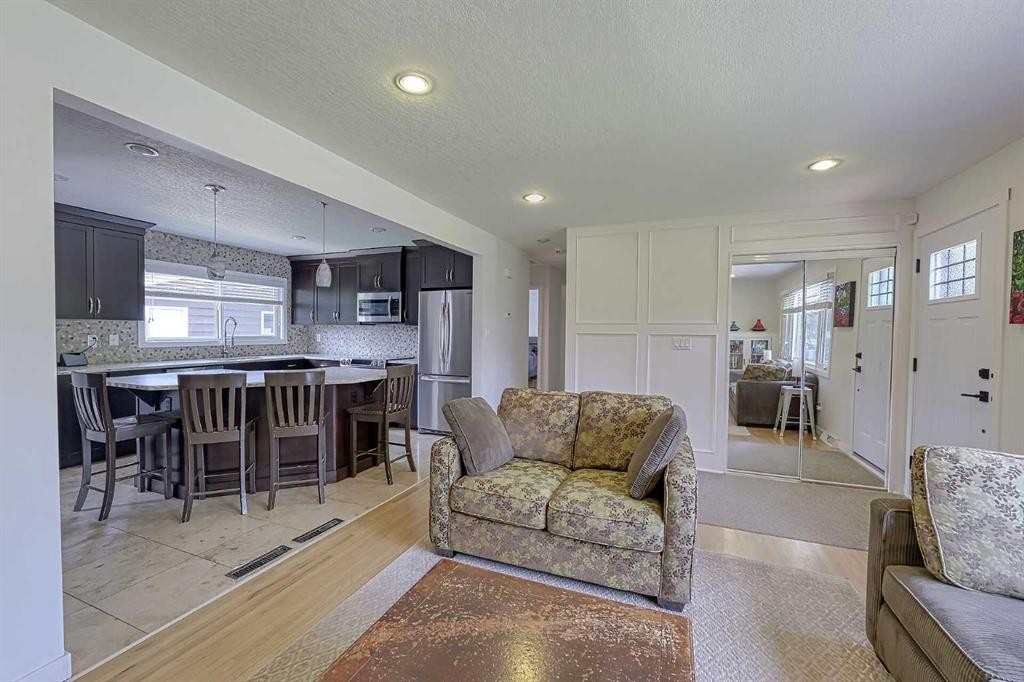 51 Hollyburn Road Sw, Calgary, AB - Indoor Photo Showing Living Room
