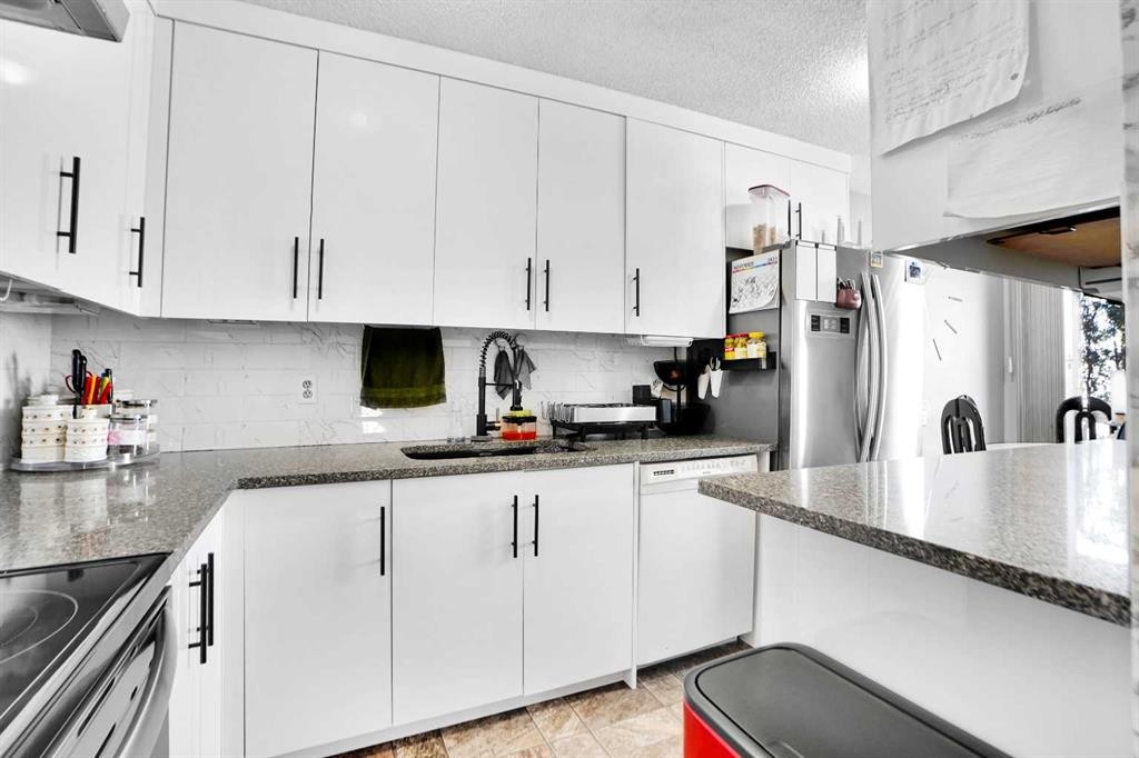 280 Whitworth Way Ne, Calgary, AB - Indoor Photo Showing Kitchen With Upgraded Kitchen