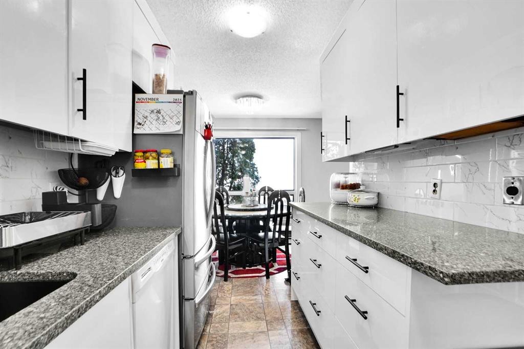 280 Whitworth Way Ne, Calgary, AB - Indoor Photo Showing Kitchen With Upgraded Kitchen