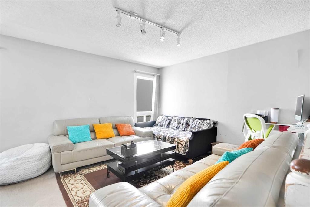 280 Whitworth Way Ne, Calgary, AB - Indoor Photo Showing Living Room