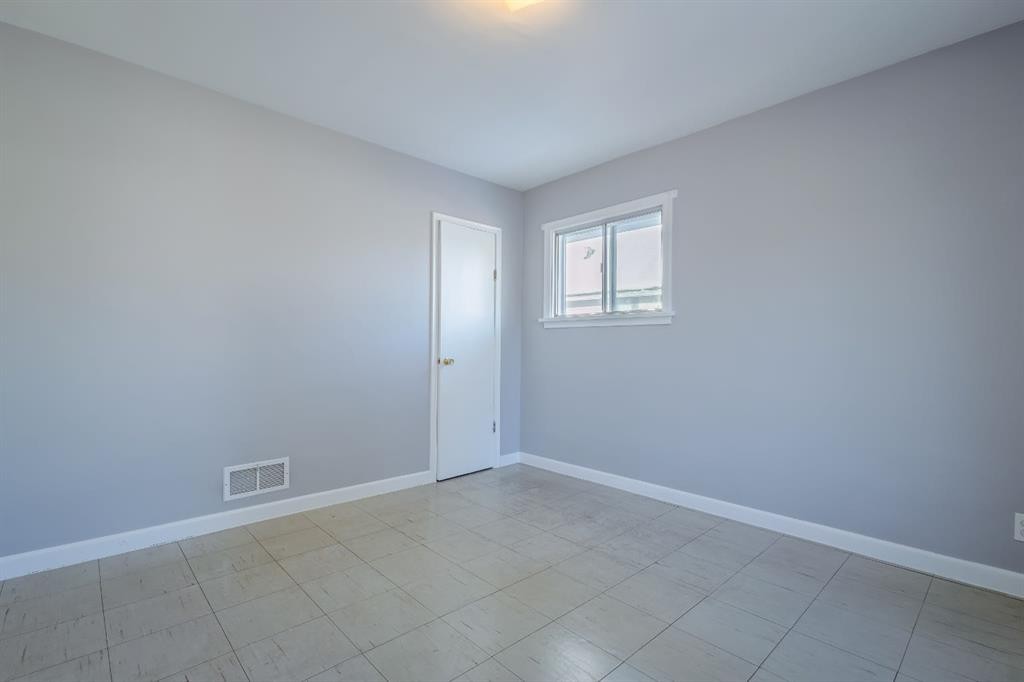 1126 8 Street Se, Calgary, AB - Indoor Photo Showing Other Room