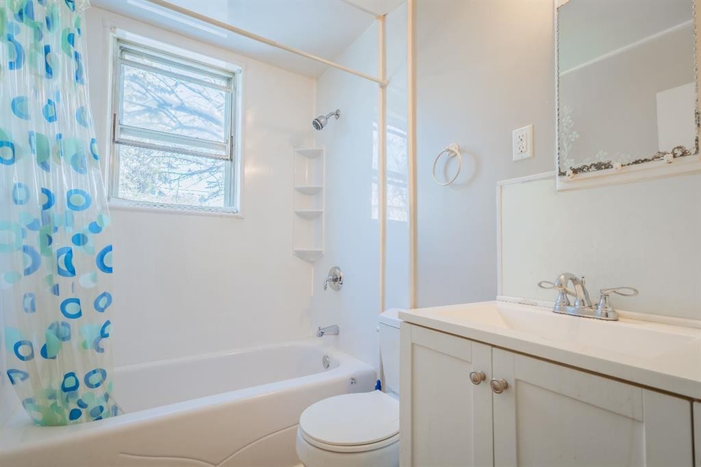 1126 8 Street Se, Calgary, AB - Indoor Photo Showing Bathroom