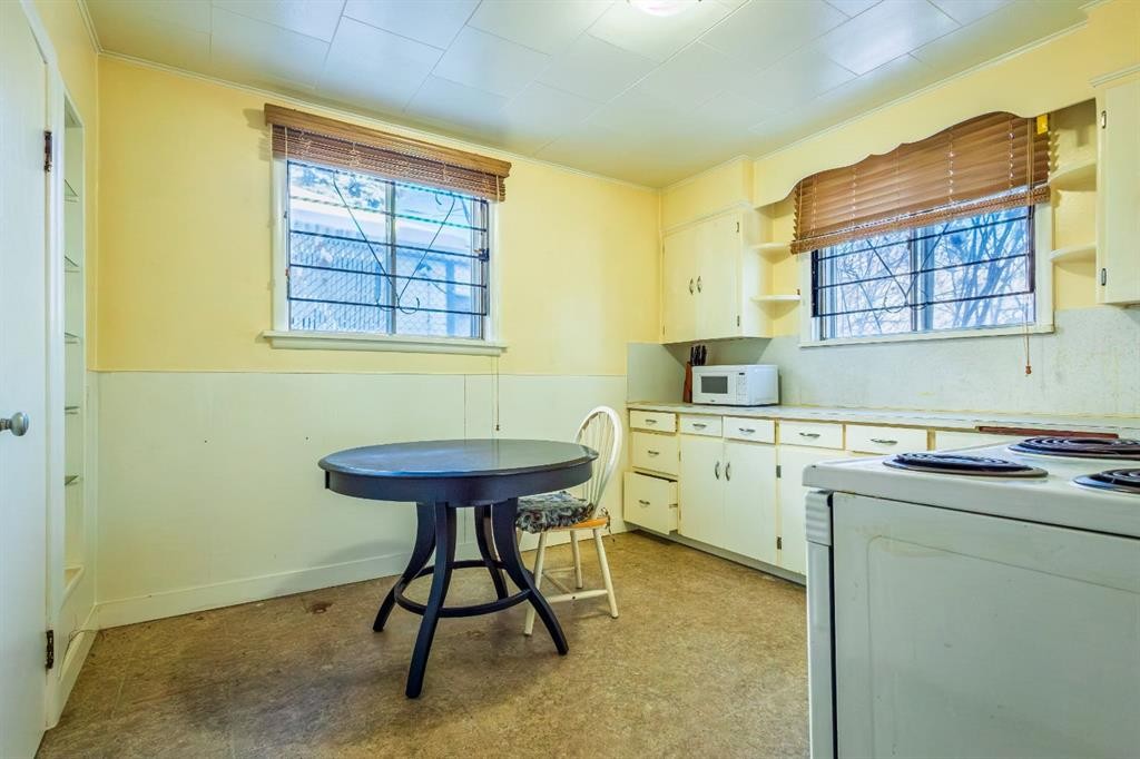1126 8 Street Se, Calgary, AB - Indoor Photo Showing Kitchen