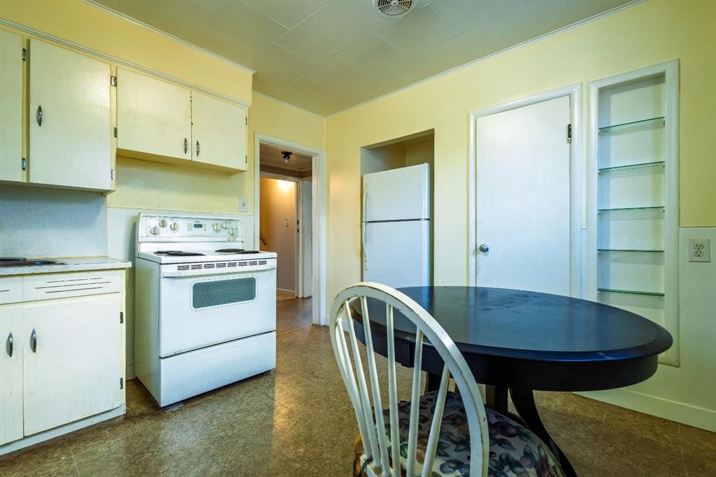1126 8 Street Se, Calgary, AB - Indoor Photo Showing Kitchen