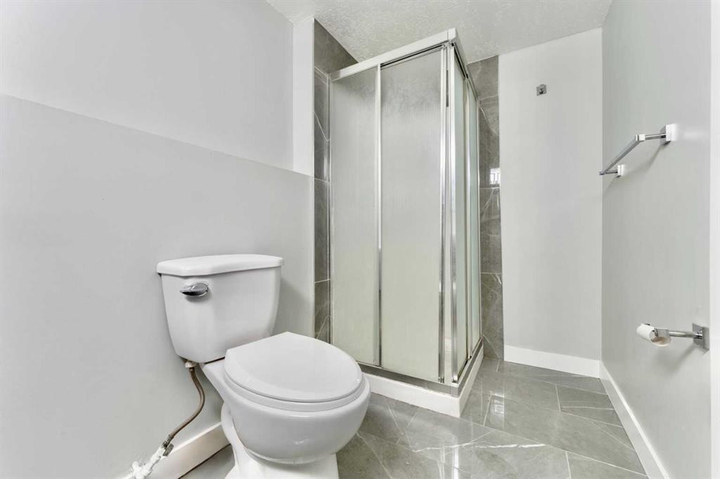 36 Whitehaven Road Ne, Calgary, AB - Indoor Photo Showing Bathroom