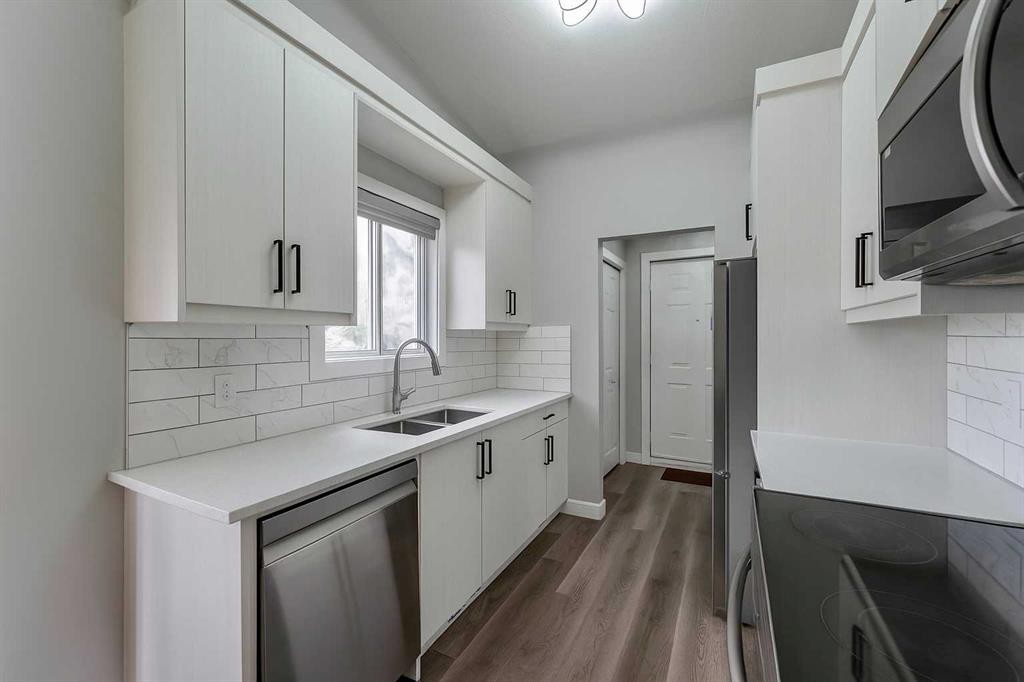 36 Whitehaven Road Ne, Calgary, AB - Indoor Photo Showing Kitchen With Double Sink With Upgraded Kitchen