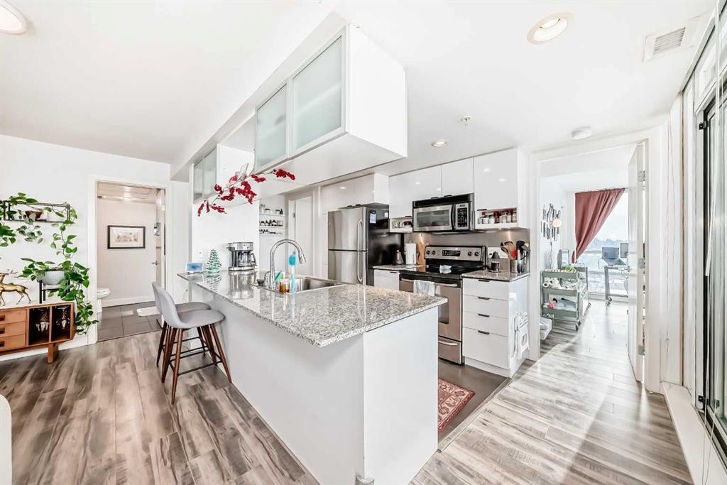 1404-1110 11 Street Sw, Calgary, AB - Indoor Photo Showing Kitchen With Upgraded Kitchen
