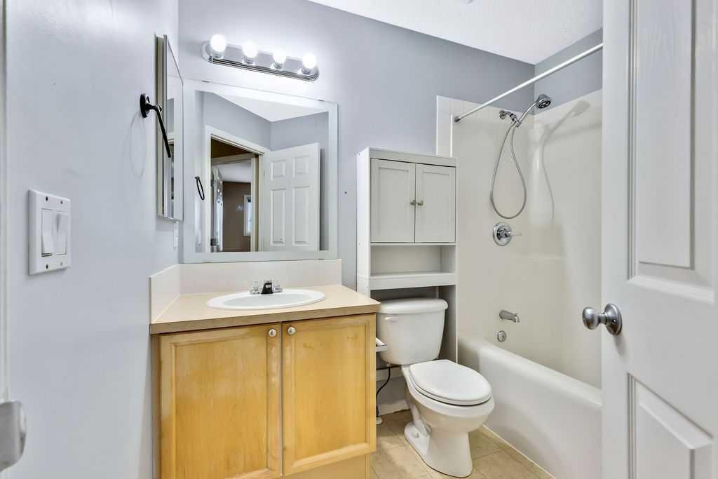 19 Citadel Estates Manor Nw, Calgary, AB - Indoor Photo Showing Bathroom