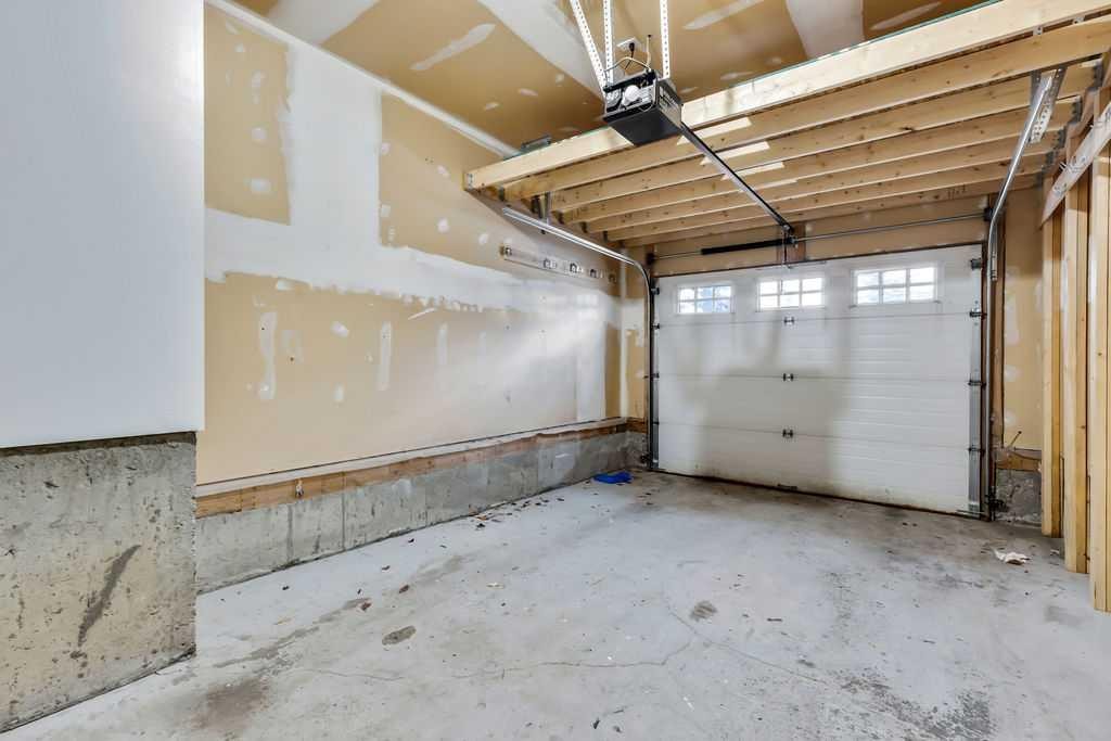19 Citadel Estates Manor Nw, Calgary, AB - Indoor Photo Showing Garage