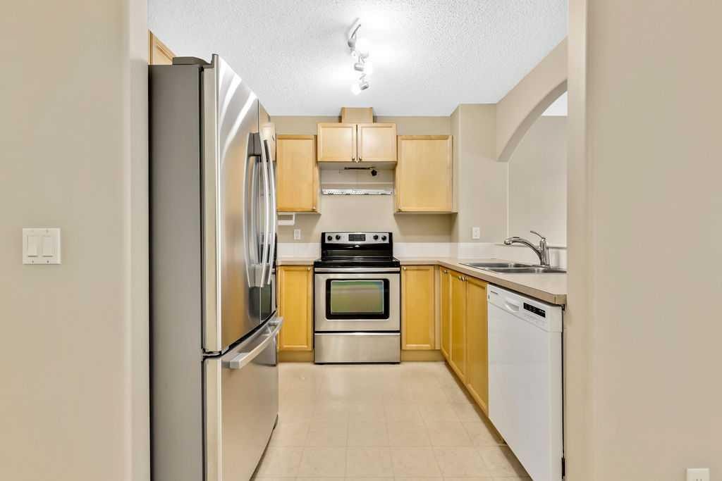 19 Citadel Estates Manor Nw, Calgary, AB - Indoor Photo Showing Kitchen With Double Sink