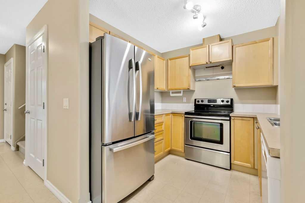 19 Citadel Estates Manor Nw, Calgary, AB - Indoor Photo Showing Kitchen