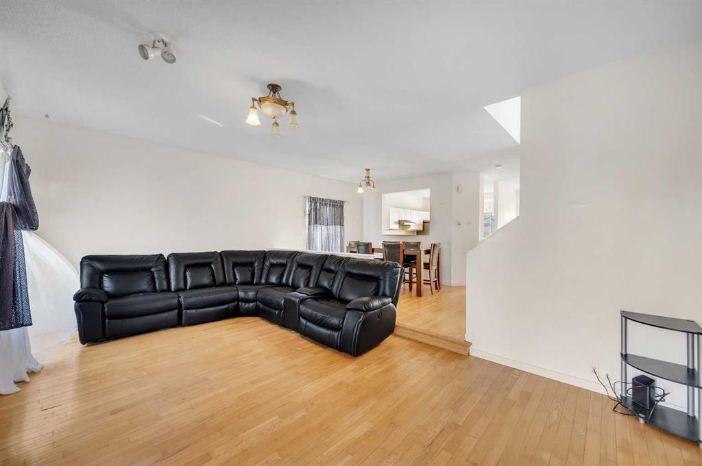 137 Martinpark Way Ne, Calgary, AB - Indoor Photo Showing Living Room