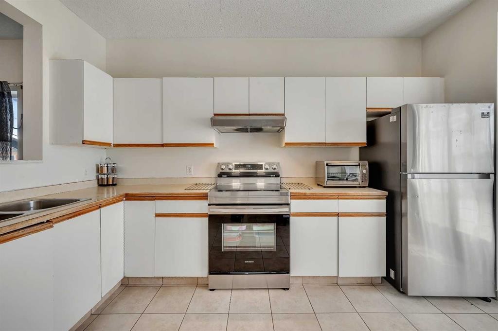 137 Martinpark Way Ne, Calgary, AB - Indoor Photo Showing Kitchen With Double Sink