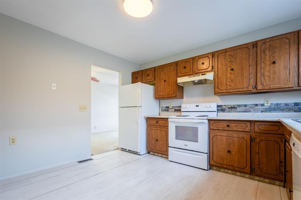 4351 38 Street Ne, Calgary, AB - Indoor Photo Showing Kitchen