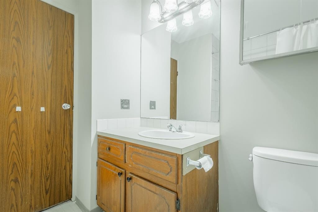 4351 38 Street Ne, Calgary, AB - Indoor Photo Showing Bathroom