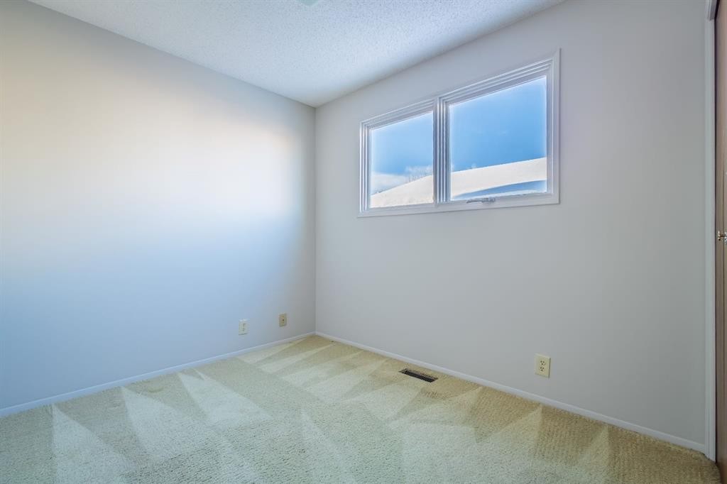4351 38 Street Ne, Calgary, AB - Indoor Photo Showing Other Room