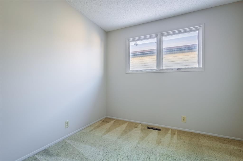 4351 38 Street Ne, Calgary, AB - Indoor Photo Showing Other Room