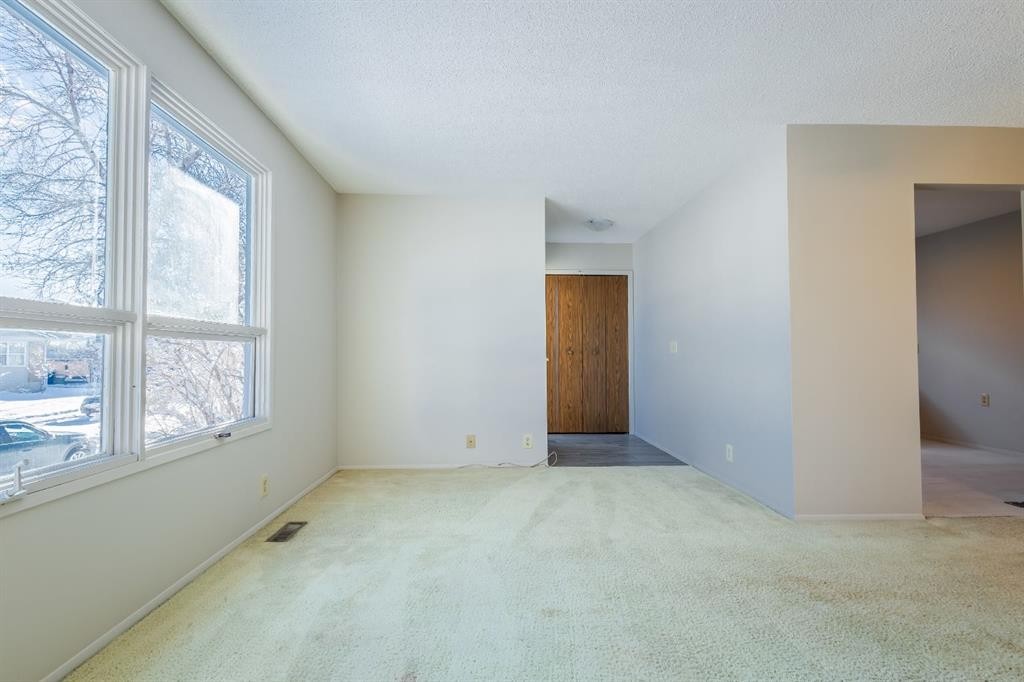4351 38 Street Ne, Calgary, AB - Indoor Photo Showing Other Room