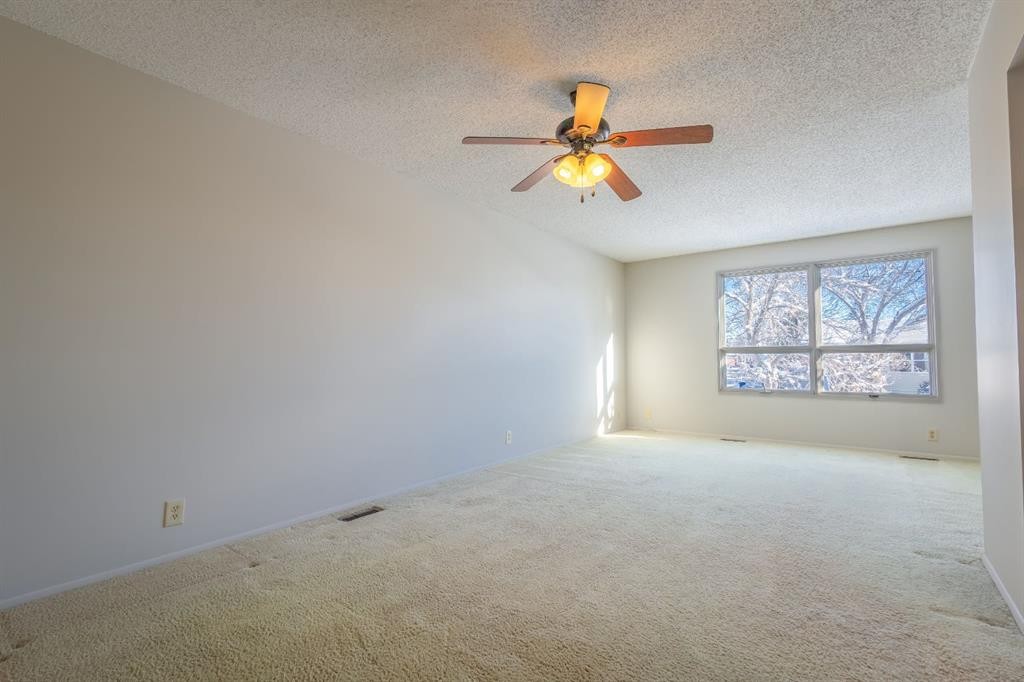 4351 38 Street Ne, Calgary, AB - Indoor Photo Showing Other Room