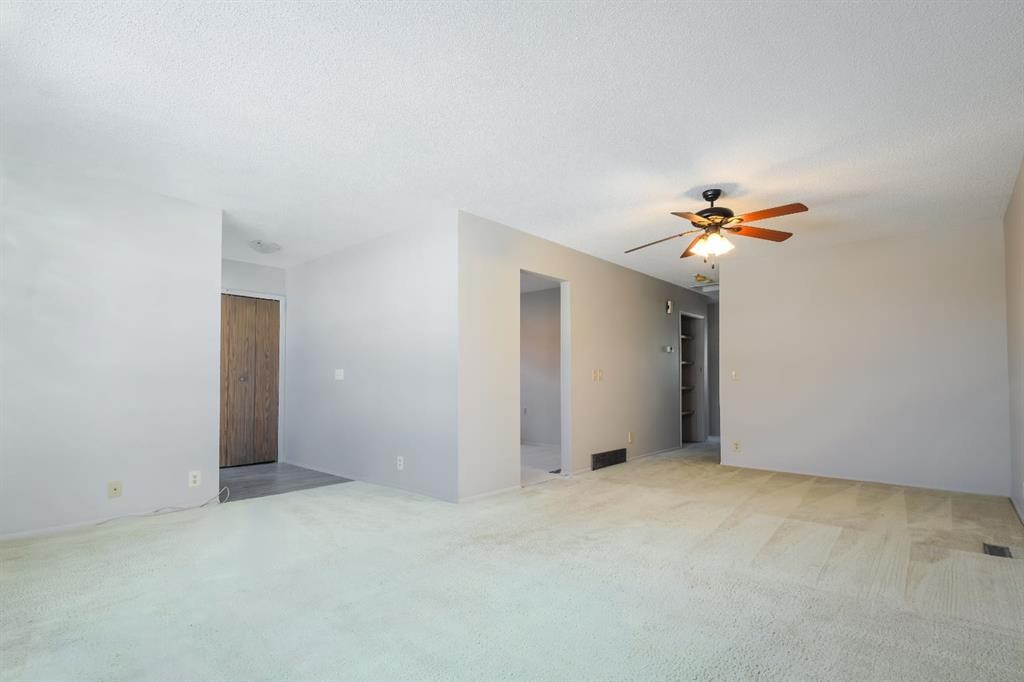 4351 38 Street Ne, Calgary, AB - Indoor Photo Showing Other Room