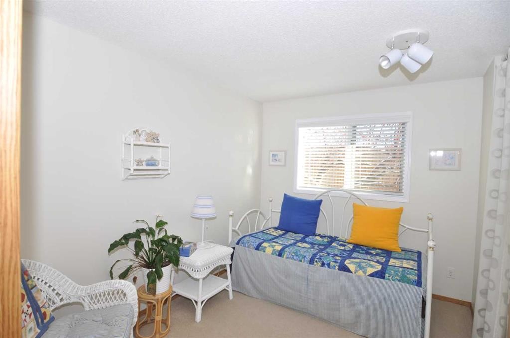 16 Edenwold Green Nw, Calgary, AB - Indoor Photo Showing Bedroom