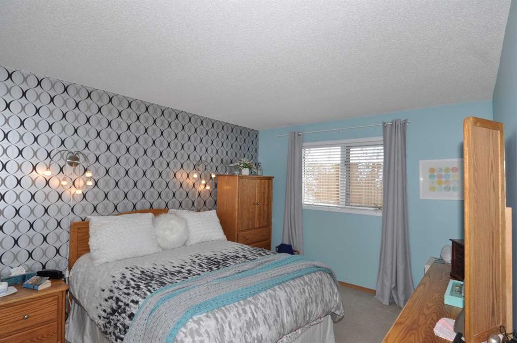 16 Edenwold Green Nw, Calgary, AB - Indoor Photo Showing Bedroom