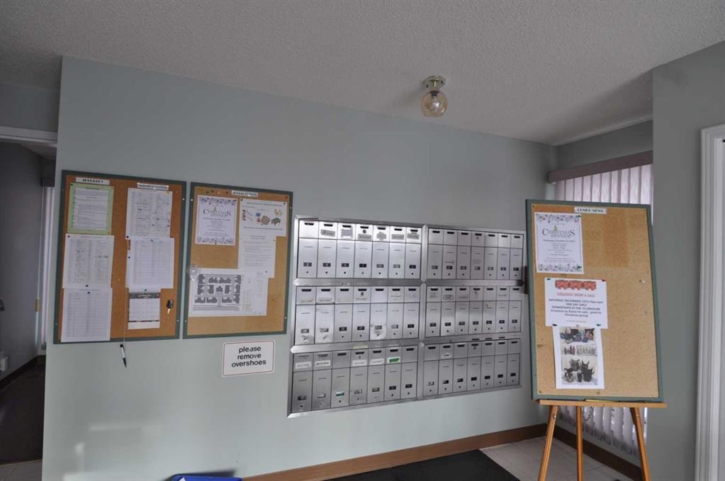 16 Edenwold Green Nw, Calgary, AB - Indoor Photo Showing Other Room