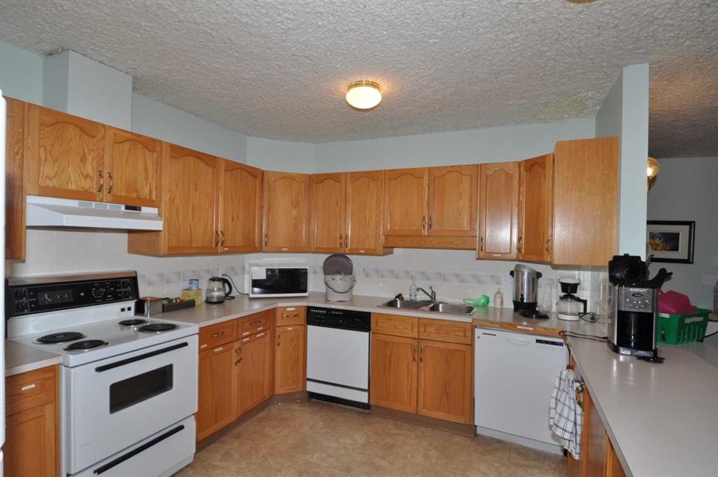 16 Edenwold Green Nw, Calgary, AB - Indoor Photo Showing Kitchen With Double Sink